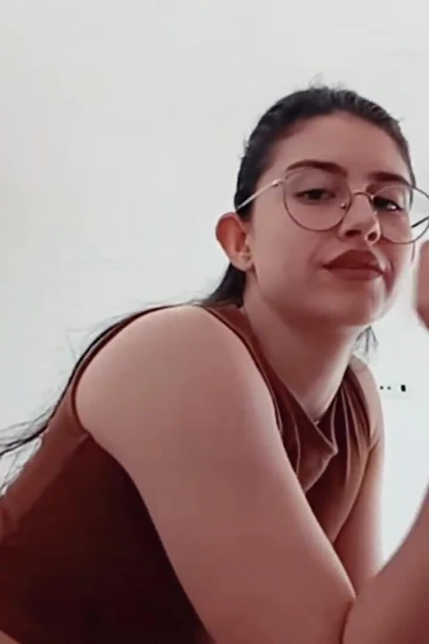 Yüze boşalma gözlüklü canlı oral seks