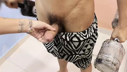 Üvey kız kardeşim Adrea egzersiz yaparken bana dokunmaya geliyor ve h ile sikişene kadar bana dokunmayı bırakmıyor