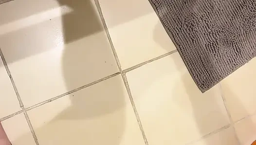 Tişörtüyle büyük meme uçlarını görebilirsiniz