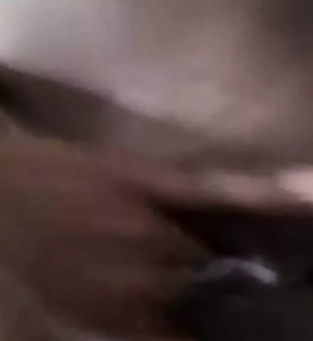 Sulu orgazm için amını parmaklıyor