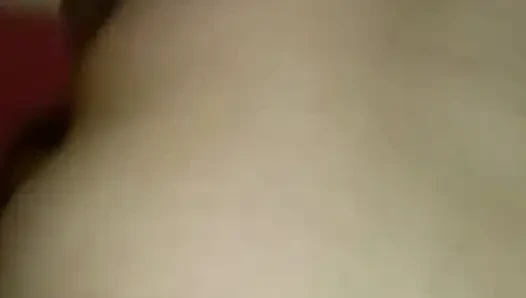 Büyük götlü fahişem kendini bindiriyor