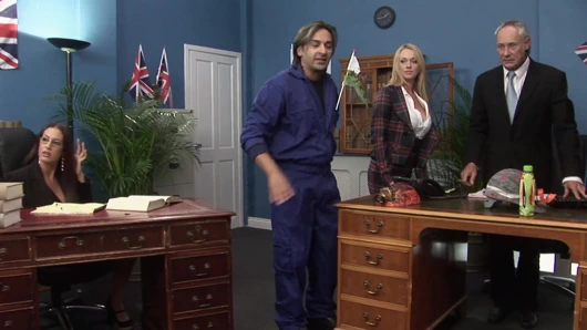 Azgın patron ofiste üç sluts ile eğleniyor