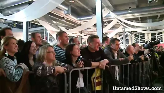 Sıcak striptizci sahnede bir adam yapıyor