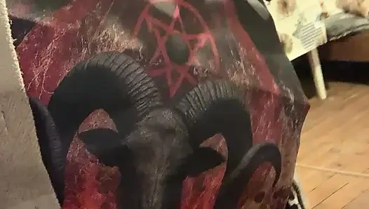 Baphomet sürtük göğüslerini gösteriyor