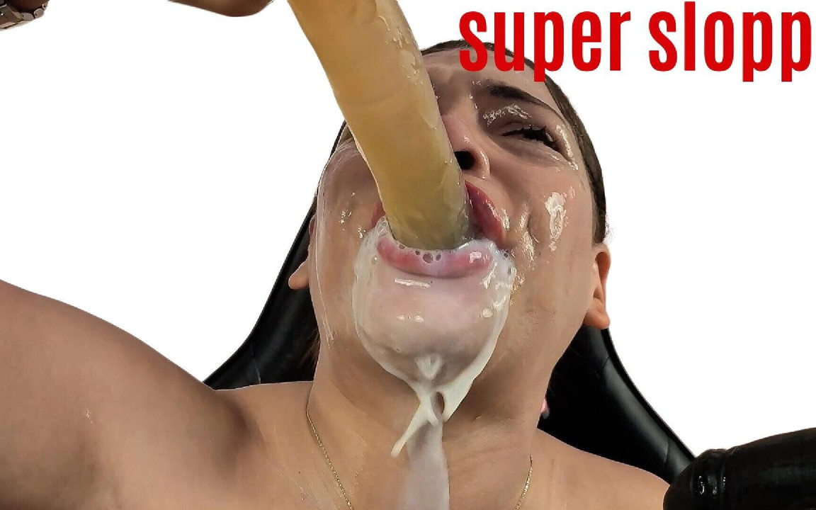 Yoğun Deepthroat Sloppy Sahnesinde Platformdaki En İyi Göğüsler