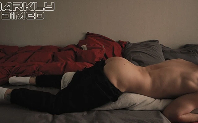 Sabah rutini. Femboy yastıkla sikişirken sıkı götünü dölüyle dolu hayal etmekten kendini alamıyor