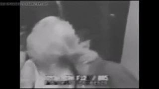 Tanrıça madonna çok erotik bir dille öpüşüyor