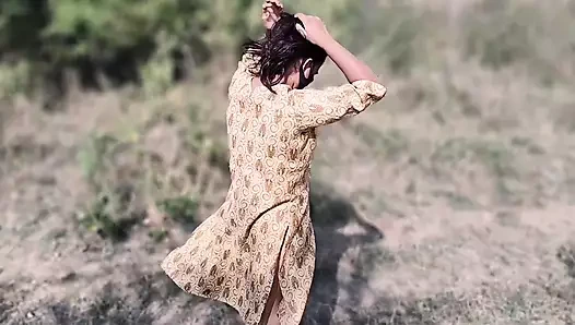 Kız arkadaşım ko jungle me pura çıplak karke chudai, güzel kız arkadaş erkek arkadaşı tarafından sikiliyor, açık havada ormanda Hintçe