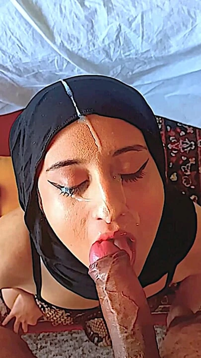 İtaatkâr Arap, büyük siki için diz çöküyor, derin boğaz yüz sikişi alıyor ve devasa yüzüne boşalmadan sonra emmeye devam ediyor