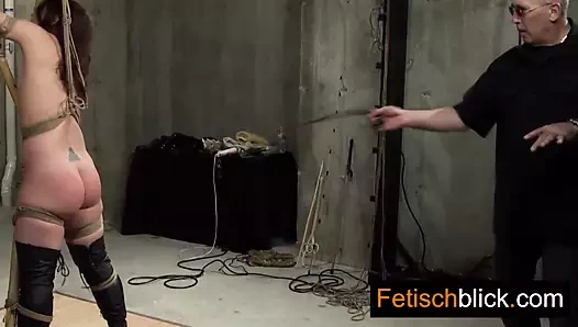 Fetiş sürtük yarasa ile işkence gördü sonra sert kıçına tokatladı