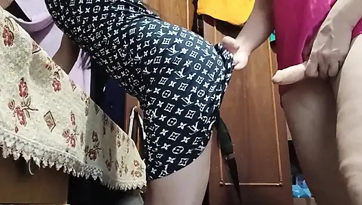 Erkek arkadaşım mağazaya giderken üvey kız kardeşi beni sikiyor