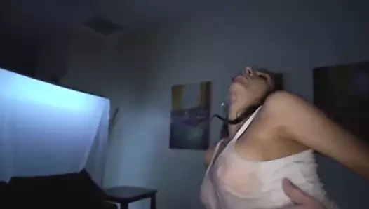 Pis bir masaj için seksi tia cyrus'u ovmak