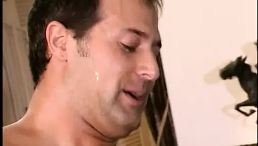 Büyük memeli seksi esmer adam tarafından sikiliyor