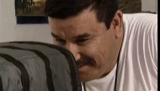 Güzel genç kız oturma odasında sikişiyor