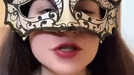 Rus Konuşkan Tatlı, Çoraplı Ve Topuklu Ayakkabılı, Striptiz Dansı Yapıyor