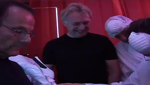 Esmer hatun zonklayan yarağı gırtlağına kadar alıyor ve damlayan tükürüyor