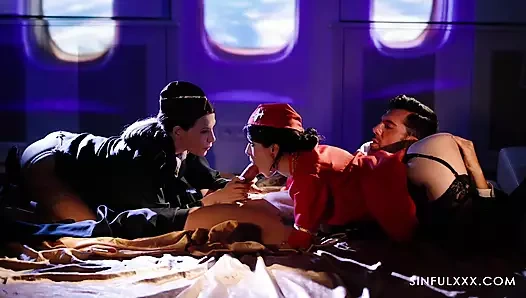 Sinfulxxx hostes subil arch ve anna de ville kokpitte ısınıyor