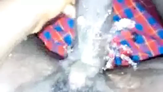 Dik siyah kadın masif fışkırtma üzerinde bir uzun siyah çük