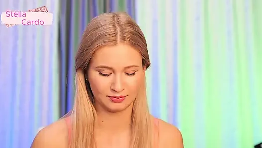 Büyük göğüslerini sallıyor