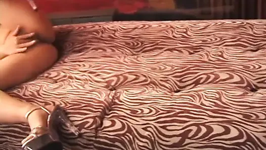 Azgın Asyalı kaltak yatakta tek başına mastürbasyon yapıyor