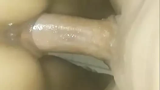 O ateşli kocayı oturtuyor