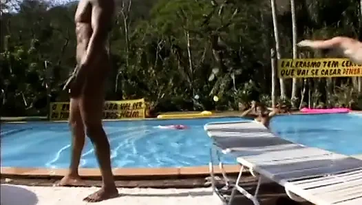 Muhteşem latin havuz partisinde götünü siktiriyor