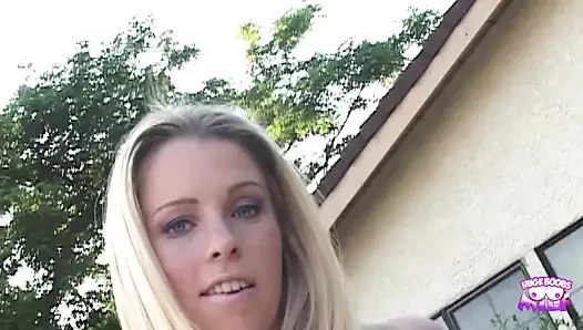 Tatlı küçük memeli melek pembe amına bir delikanlının boşalmasını istiyor