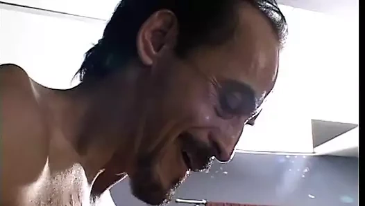 Genç sarışının deliklerine dört sert yarak alıyor