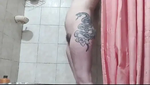 Soğuk bir günde banyo yapıyor