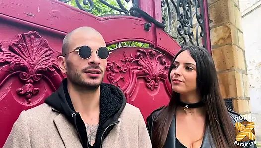 Ateşli piliç Vénus bütün gün sikilmeyi seviyor