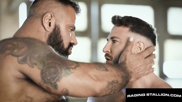 RAGING STALLION - İki Ateşli Vücut Geliştiriciyle Kirli Garajda Vahşi Anal Sikiş