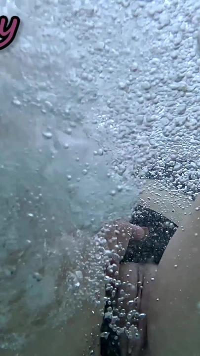 Yüzme havuzunda bir öğrencinin önünde amımı teşhir ediyor ve mastürbasyon yapmama yardım ediyor - yakındaki insanlar için çok riskli