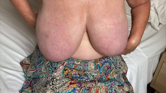Mrs Mature Feet putting on the Sun cream