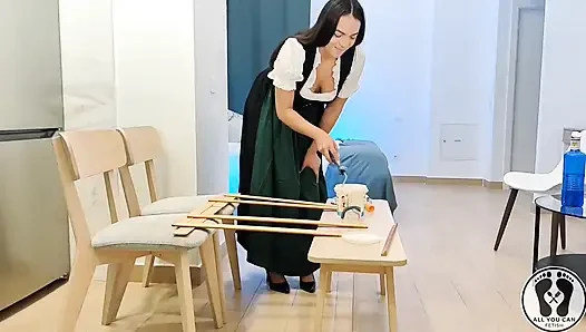 Dirndl'deki Avusturyalı kadın edepsizleşiyor