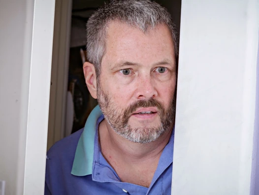 Aldatılan koca, karısının ilişkisini ortaya çıkarır, onu izlemekten hoşlanır