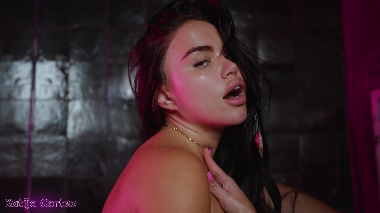 Ateşli playboy model ateşli vücudunu yağlıyor