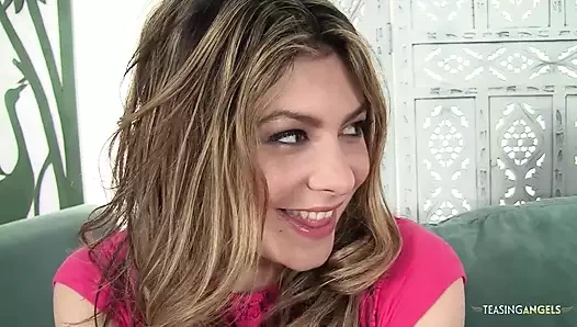 Amigo kız öğretmeninin onu sürmesine izin vererek ona daha iyi bir not vermesini istiyor