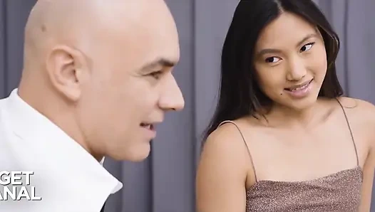 Fantezi Asyalı kız May Thai sıkı götünü en büyük yarakları alabileceğini kanıtlıyor