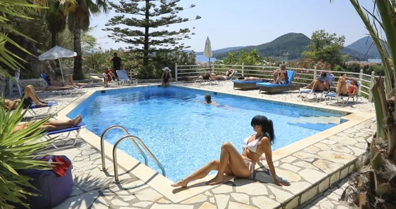 KAMU! YABANCı OTEL HAVUZUNUN ORTASıNDA BENI SIKIYOR!