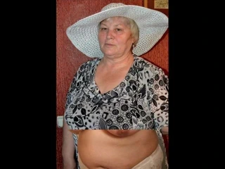 Büyükanne çıplak giyinmiş! animasyon!