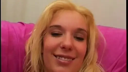 Sarışın onun için oyuncaklarla oynuyor ve sadece onun için