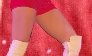 İşte tzuyu'nun uyluklarının bonus bir yakın çekimi