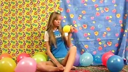Balonlarla oynayan kız arkadaşı maya komik
