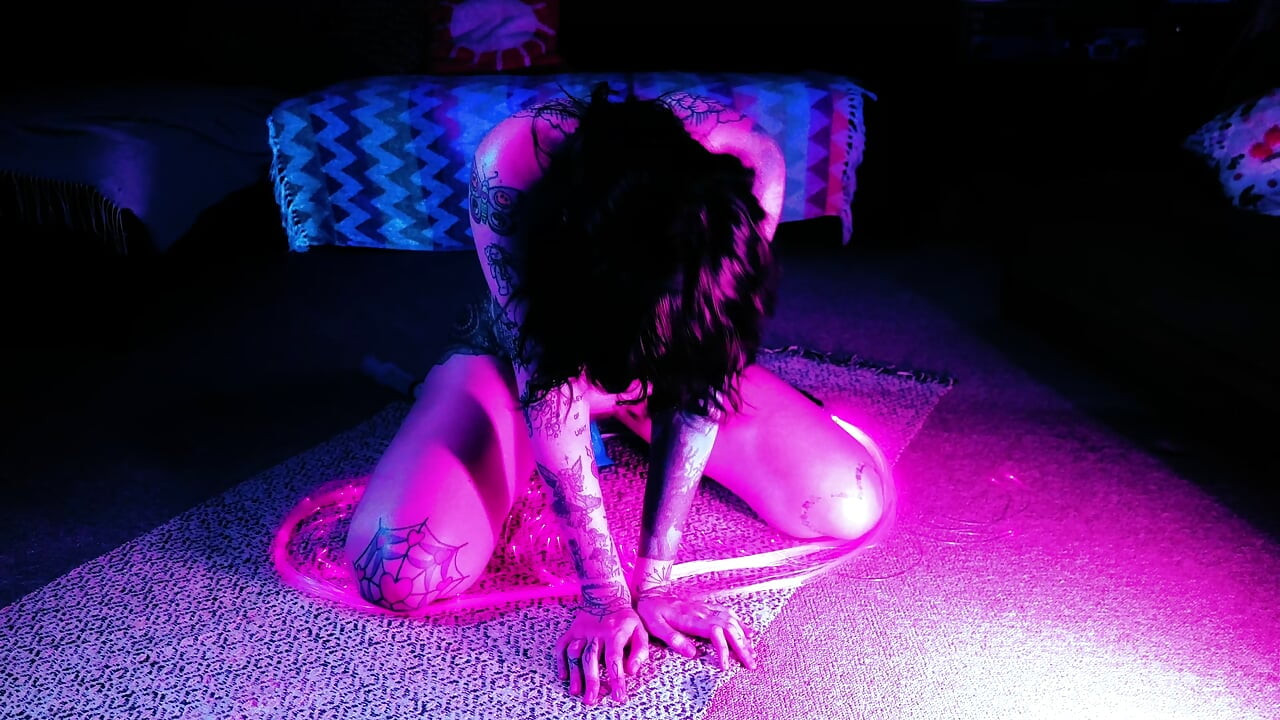 Neon Raver UV Işığında Yumurta Kümesi Bırakıyor Sonra İşiyor: Ovipositor, Yumurta Oyunu ve Suyun Sporları Baştan Çıkarma