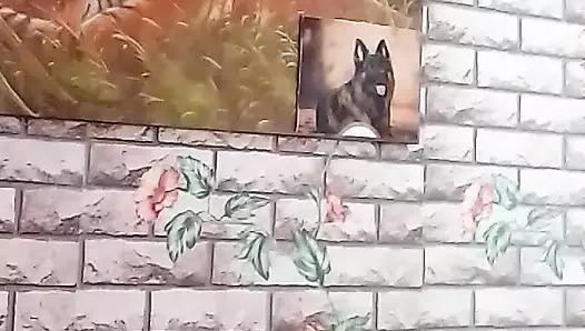 Evde çıplak ve yalnız yürüyor