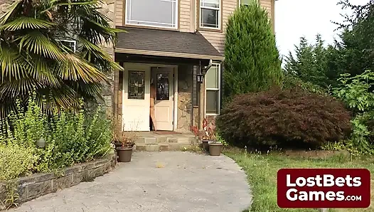 Kendi kıyafetlerini tekrar tekrar eşleşen oyuncularla striptiz hafıza oyunu