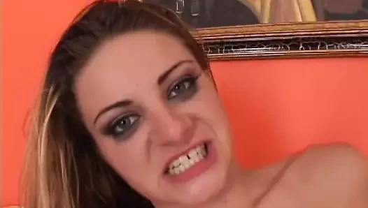 güzel bebeğim içinde mor iç çamaşırı alır çift penetrasyonu