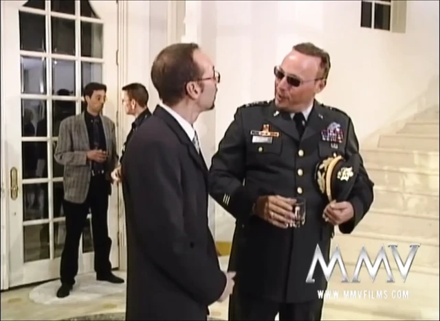 İri memeli olgun kadın koltukta sikiyor