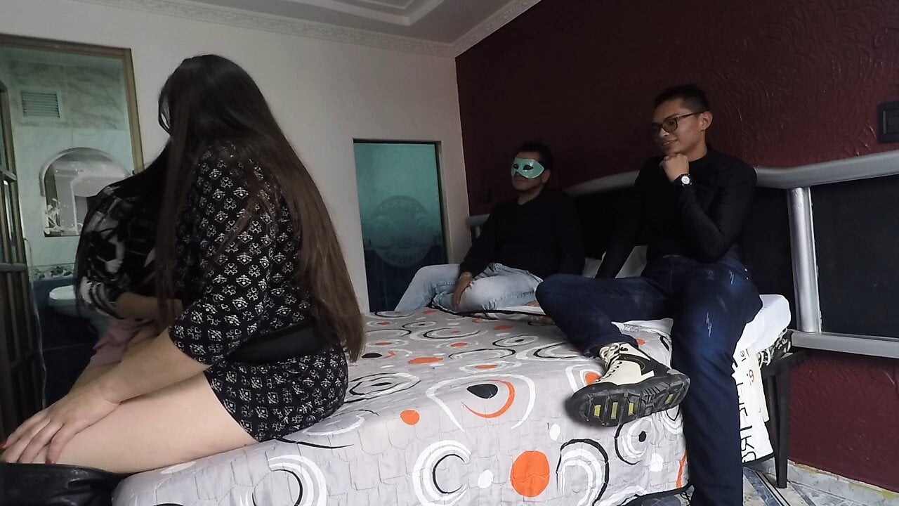 Latin sürtük swinger eşleri iki yabancıyı becermek ve biraz para için sütlerini içmek