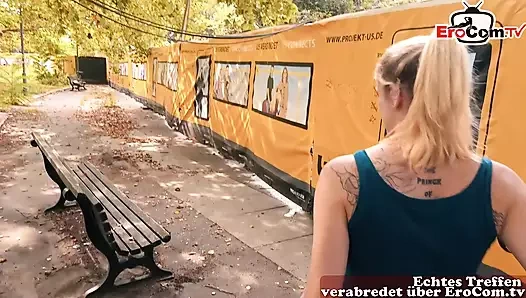 Alman sarışın sıska sürtük gerçek kör randevuya çıkıyor ve sikişiyor